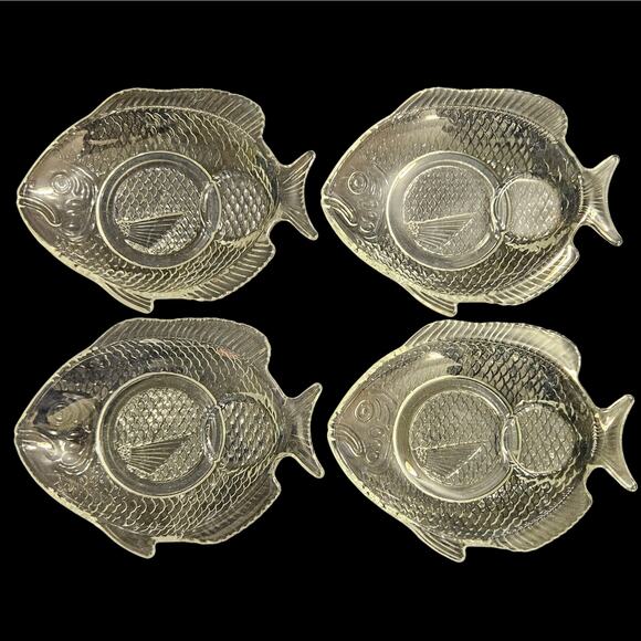 Set of 4 Vintage Clear Glass Fish Shaped Plates 8"x6.5" Textured Design - Picture 4 of 5